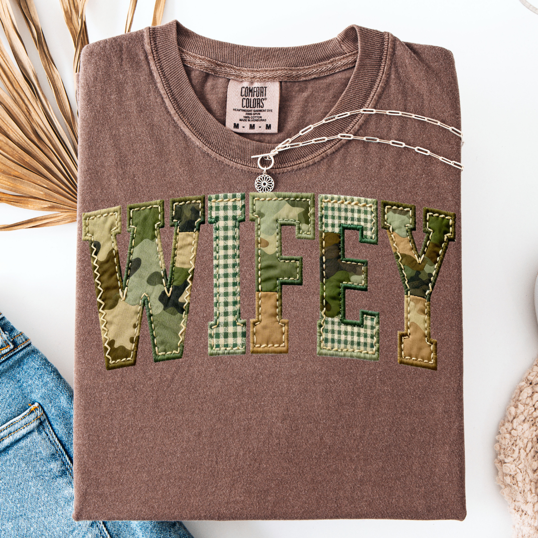 CAMO PATCHWORK LETTER WIFEY T-SHIRT