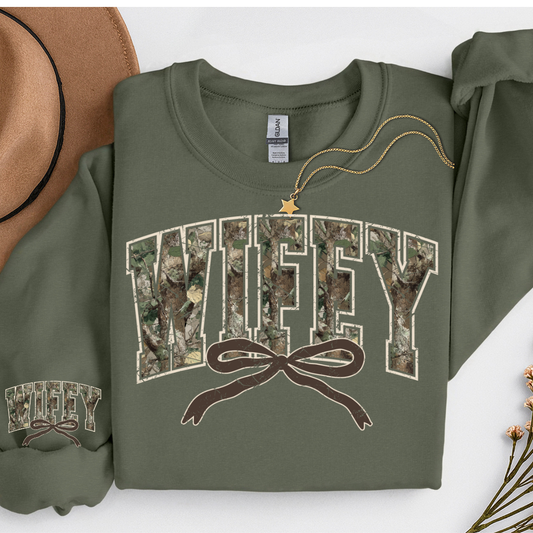 CAMO WIFEY PRINT SWEATSHIRT