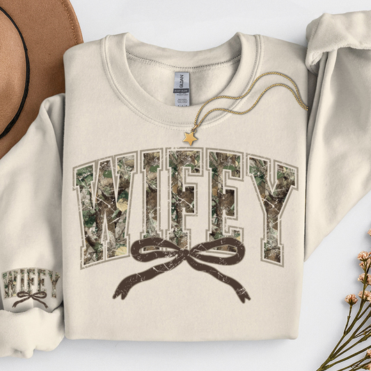 CAMO WIFEY PRINT SWEATSHIRT