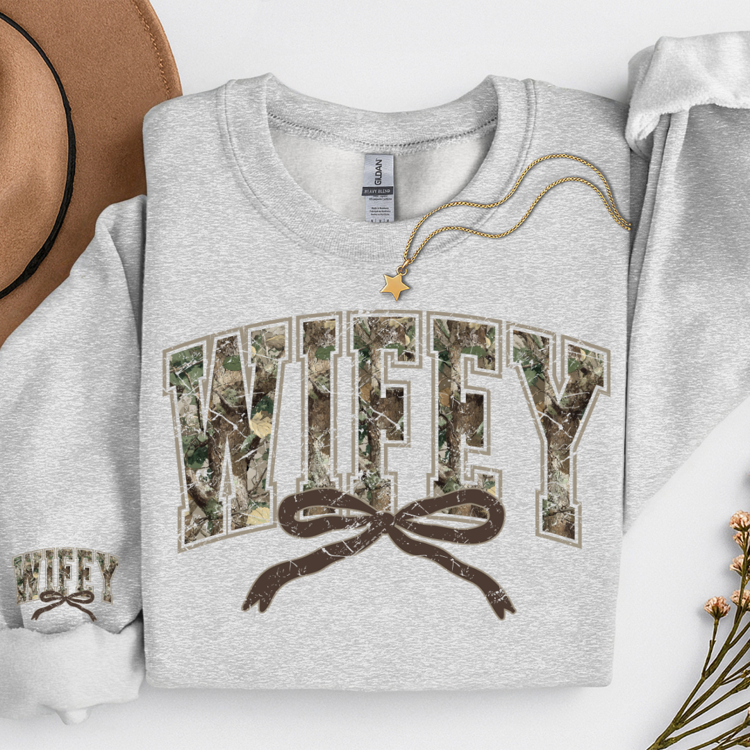 CAMO WIFEY PRINT SWEATSHIRT