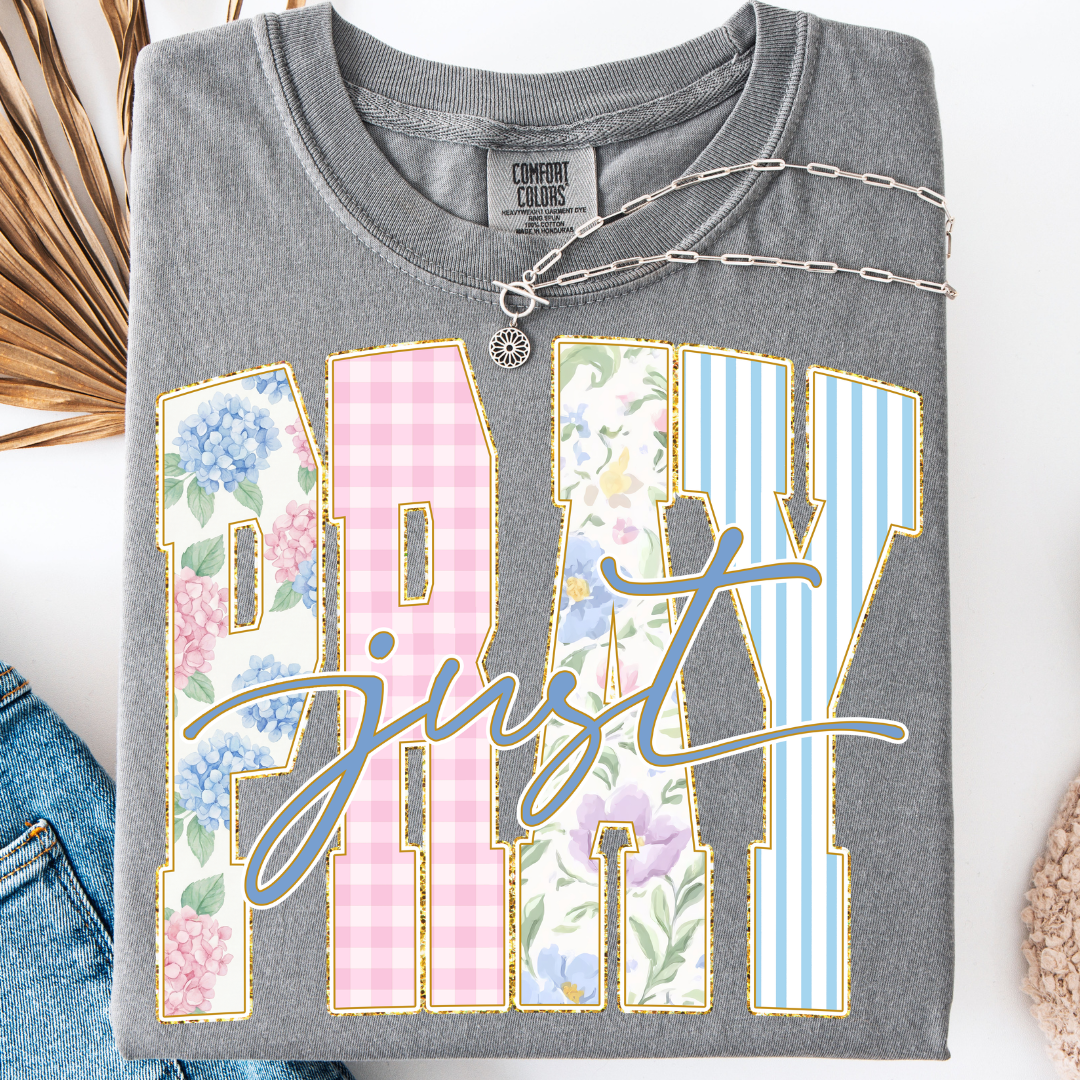 JUST PRAY PREPPY FLORAL PRINT T-SHIRT