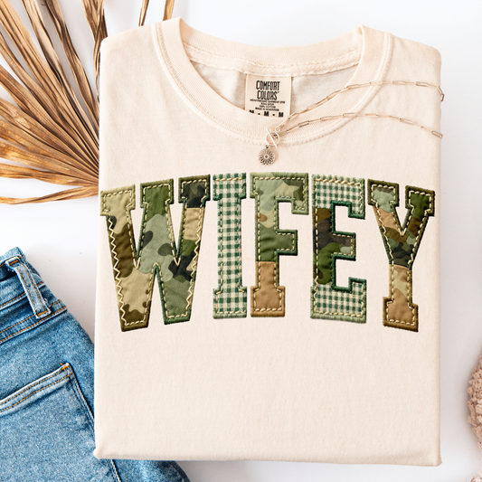 CAMO PATCHWORK LETTER WIFEY T-SHIRT